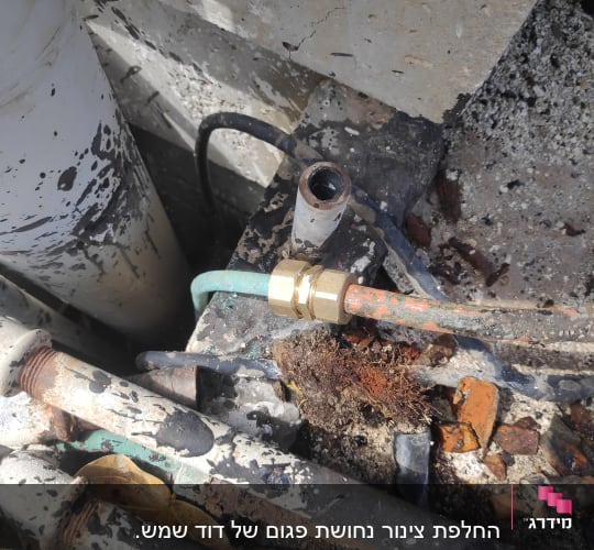 צינורות מתכת עם חיבורים חלודים ותיקון